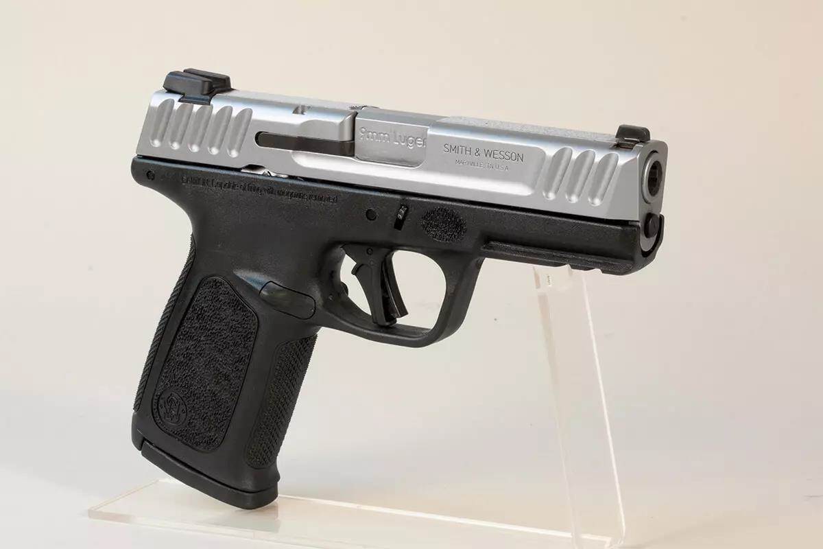 PISTOLA SMITH WESSON SD92 CALIBRE 9X19MM 2 CASERINA 16+1 ACERO INOX MATE NEGRO POLIMERO